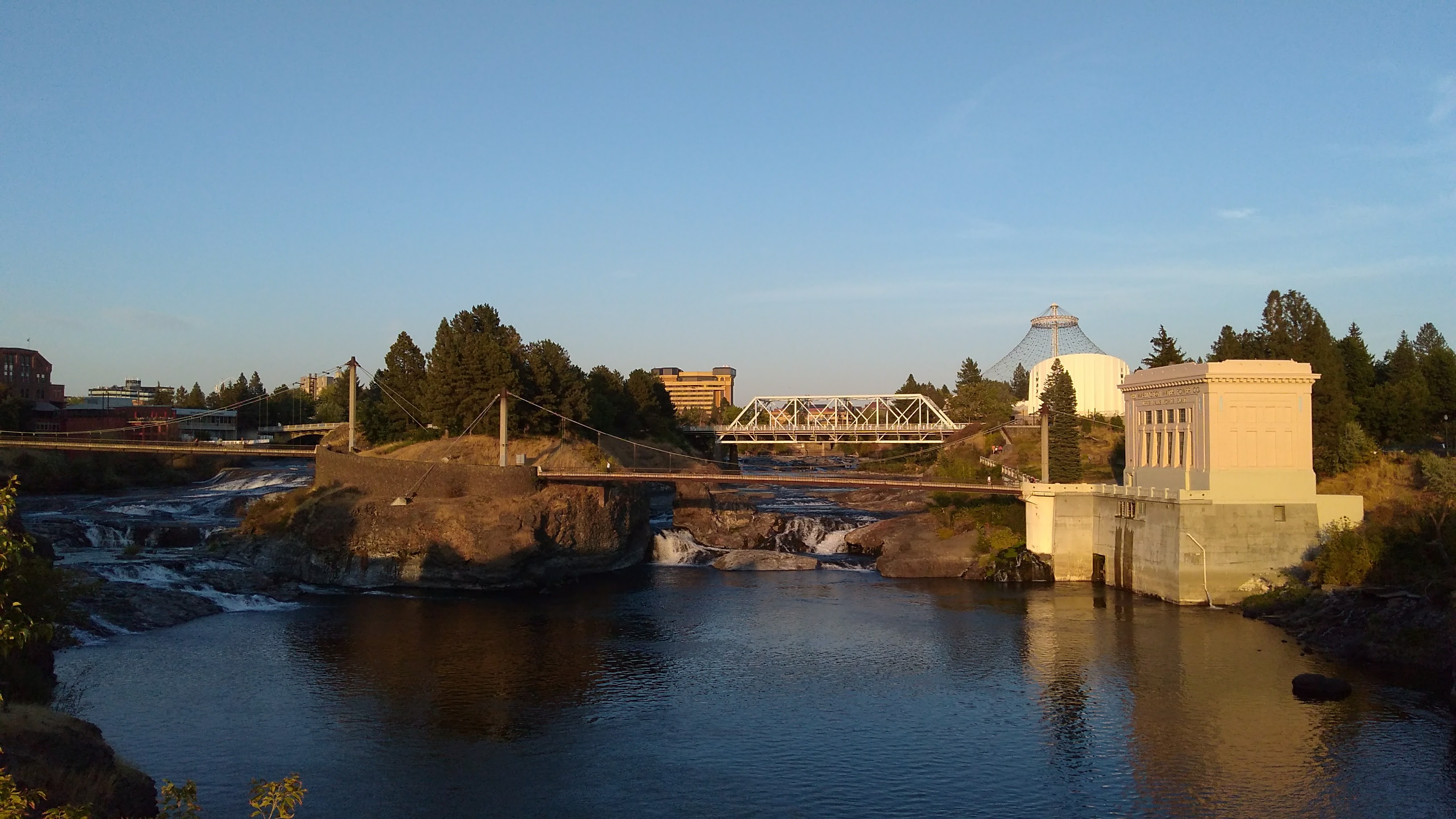 Scenic view of Spokane waterfall and bridges